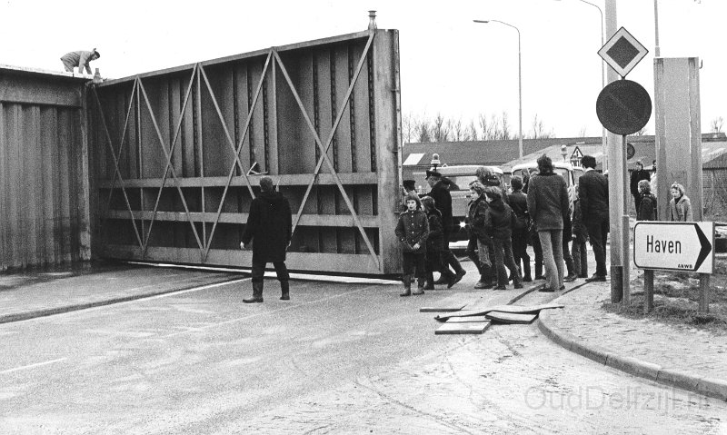 Waterkering gaat weer open na hoog water 1976.jpg